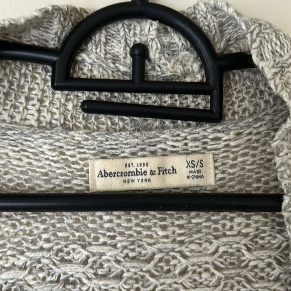 Light grey knit cardigan, Abercrombie & Fitch size XS/S, front pockets - Picture 4 of 5